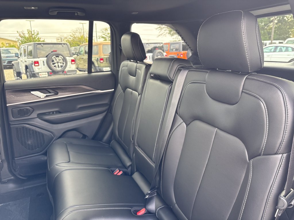 New 2027 Jeep Grand Cherokee Limited AWD/4WD image 23