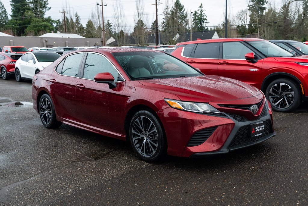 Used 2018 Toyota Camry SE image 1