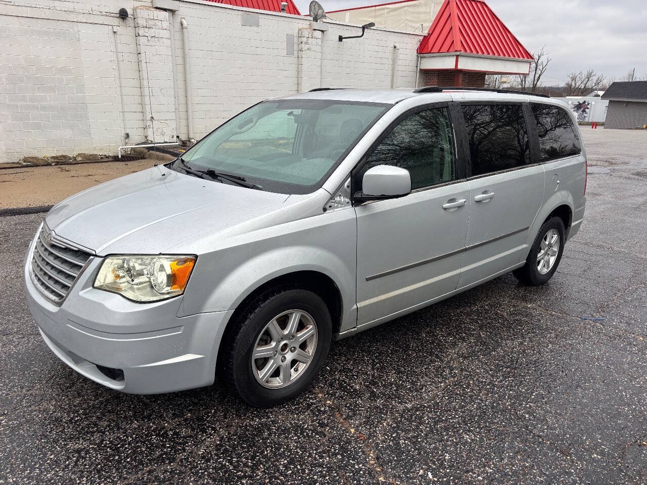 Used 2010 Chrysler Town & Country Touring FWD image 1