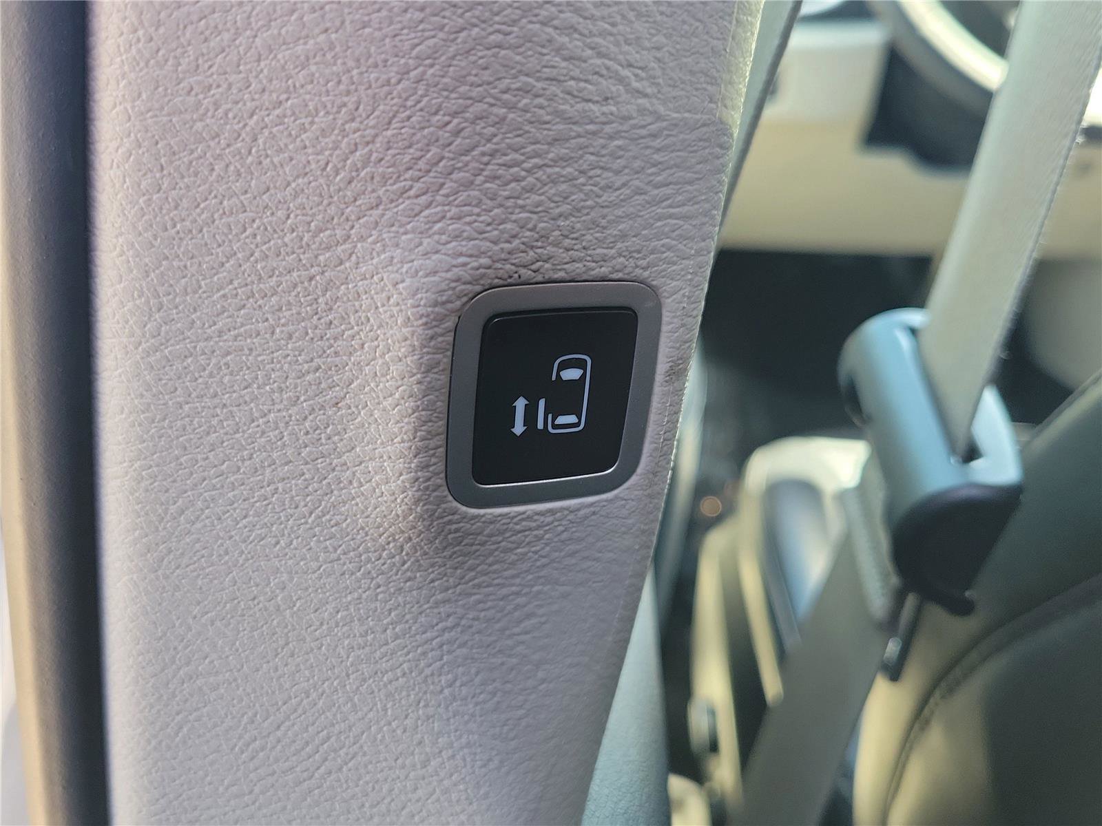 Used 2023 Chrysler Pacifica Touring-L FWD image 15
