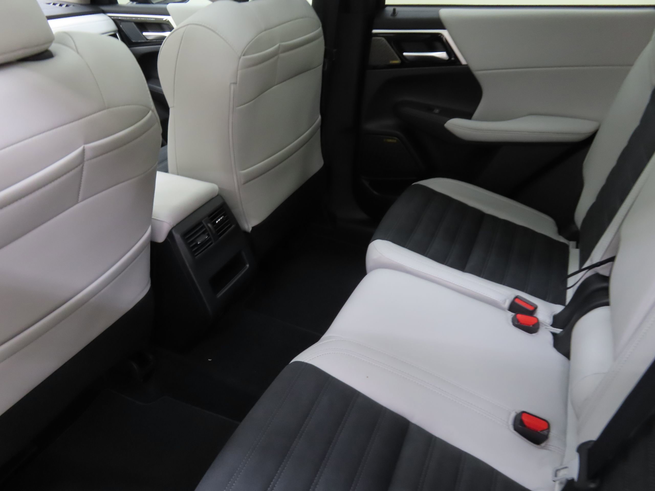 New 2025 Mitsubishi Outlander SE image 22