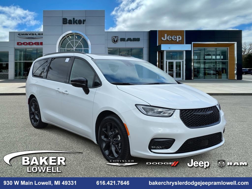 New 2026 Chrysler Pacifica Limited w/ Uconnect Theater Family Group