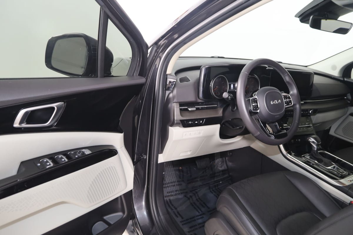 Used 2024 Kia Carnival EX FWD image 53