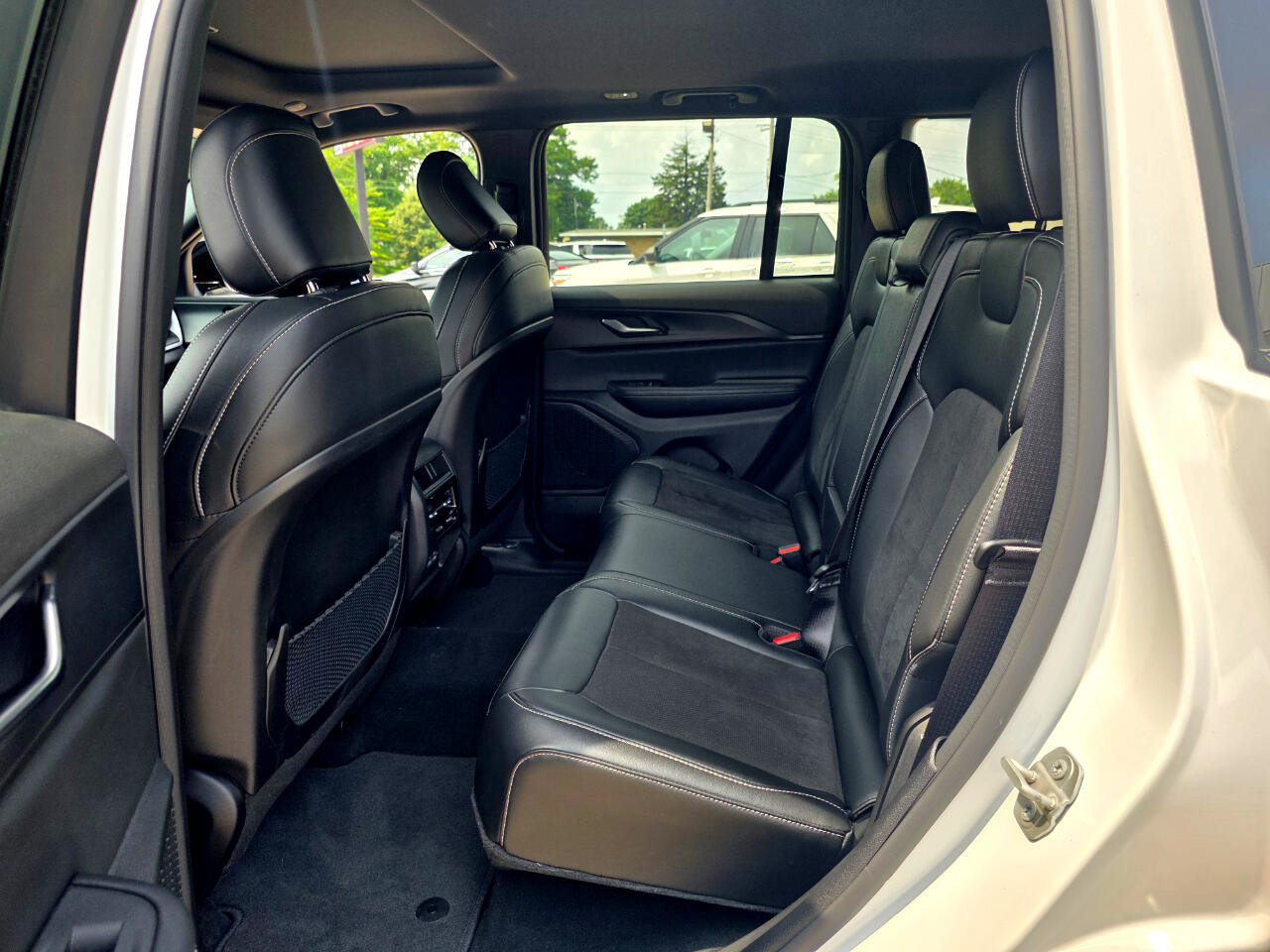 Used 2024 Jeep Grand Cherokee Altitude image 12