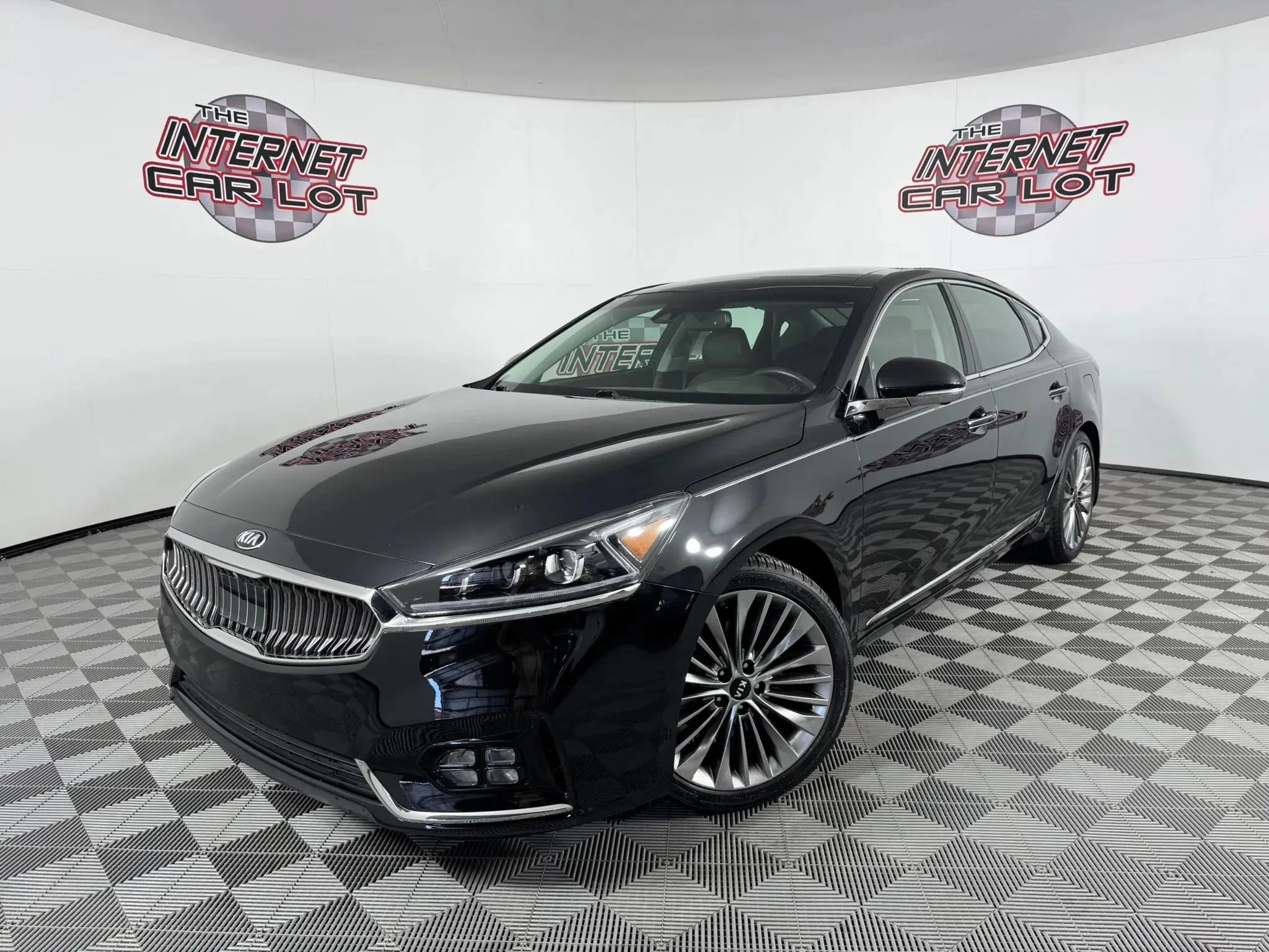 Used 2018 Kia Cadenza Limited FWD image 1