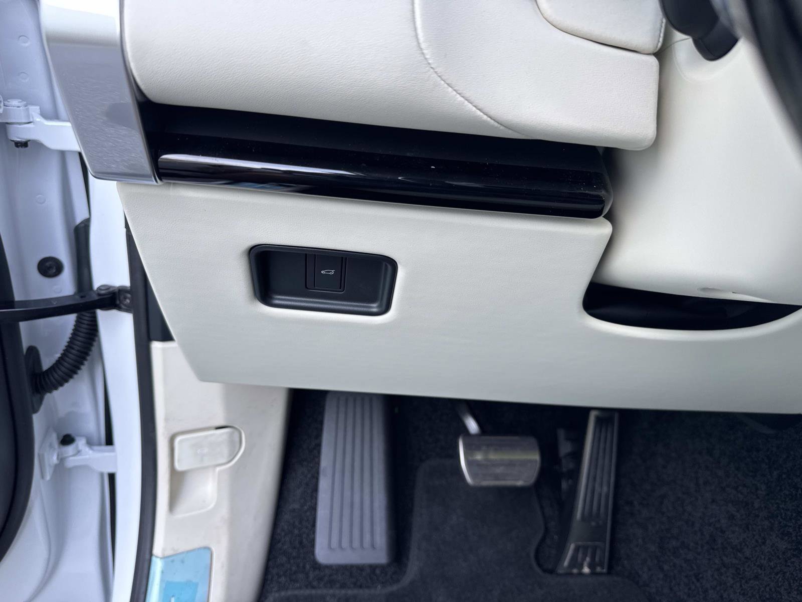 New 2026 Land Rover Range Rover Long Wheelbase SE image 33