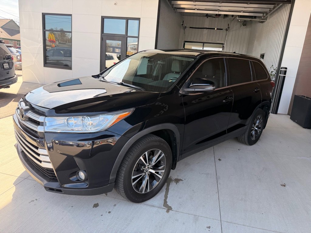 Used 2019 Toyota Highlander Plus AWD/4WD image 3