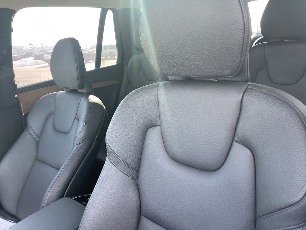 Used 2025 Volvo XC90 B6 Plus image 17