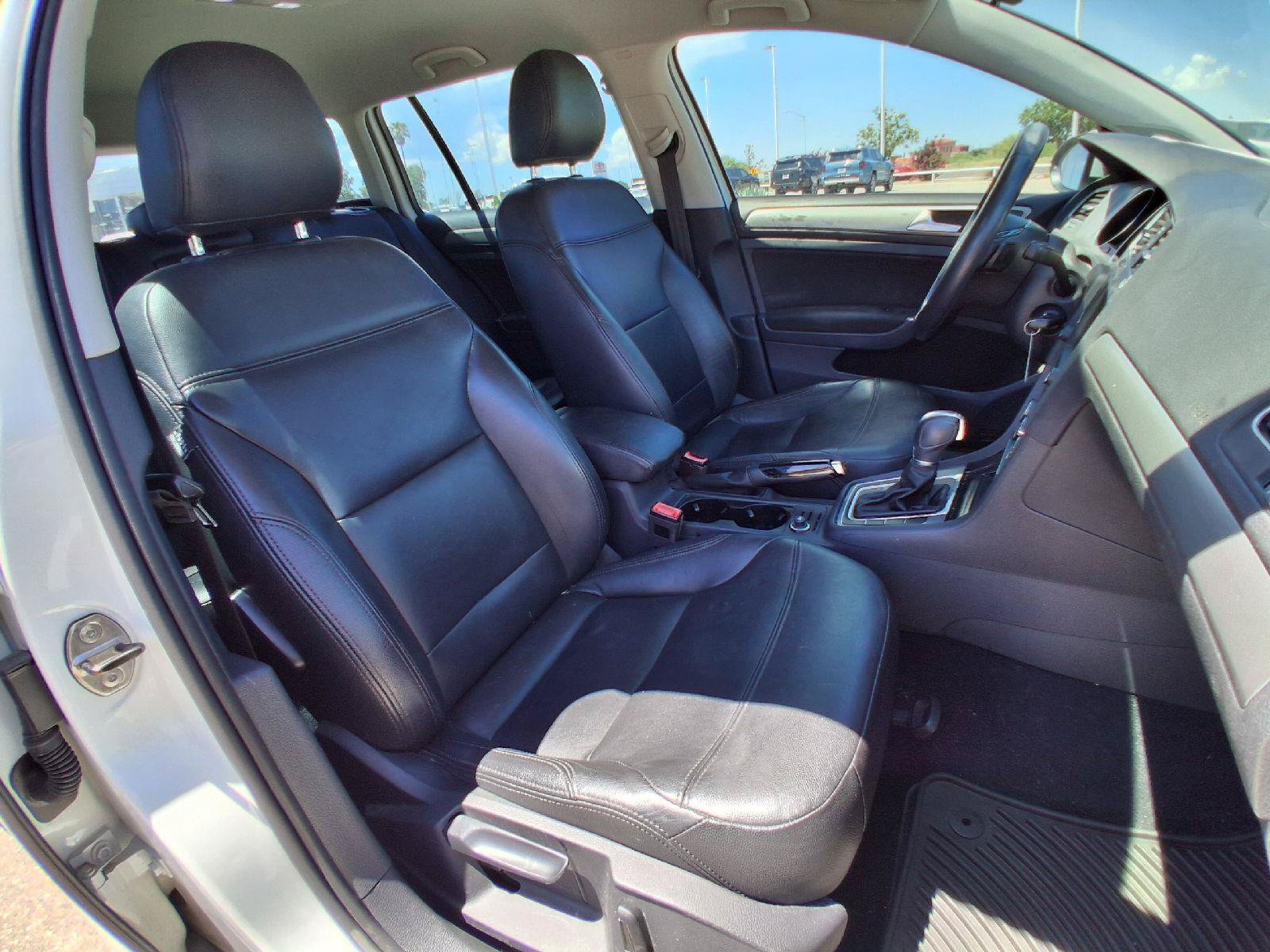 Used 2017 Volkswagen Golf SportWagen FWD image 25