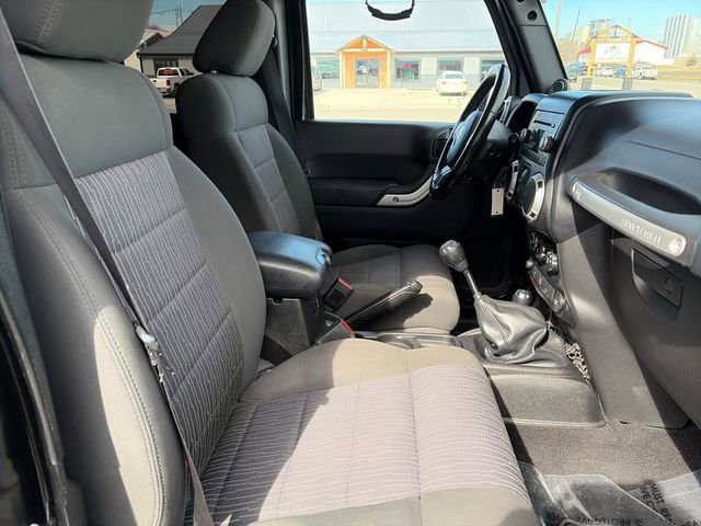 Used 2012 Jeep Wrangler Unlimited Rubicon w/ Connectivity Group image 22