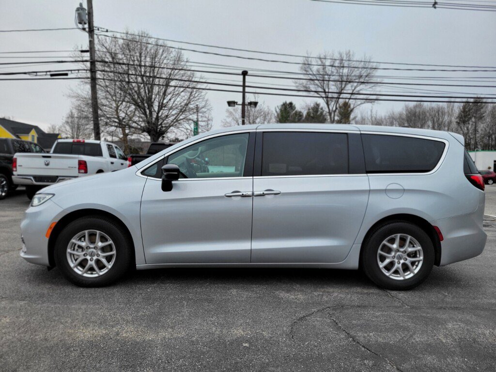 Used 2024 Chrysler Pacifica Touring-L image 2