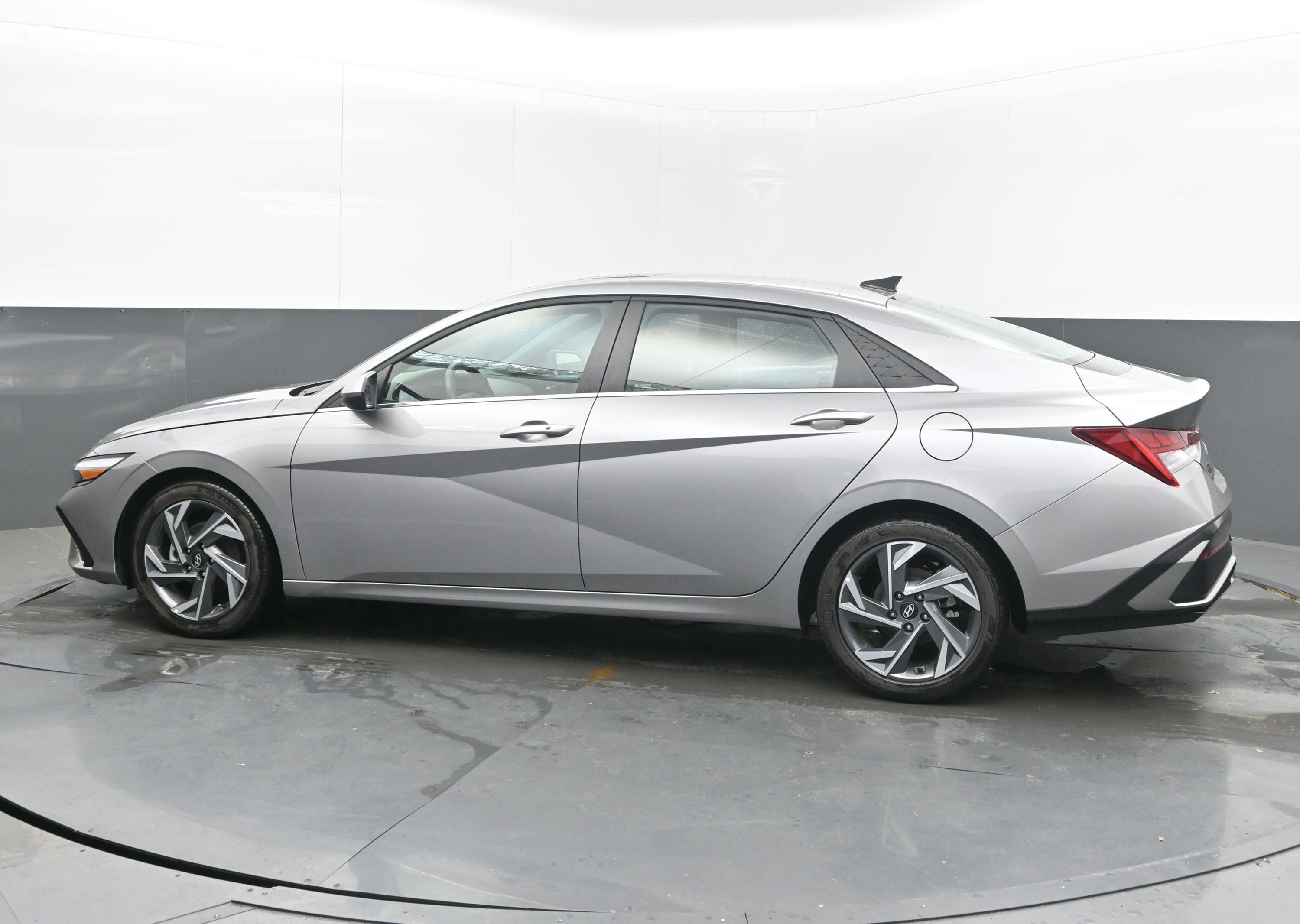 Used 2025 Hyundai Elantra SEL image 7