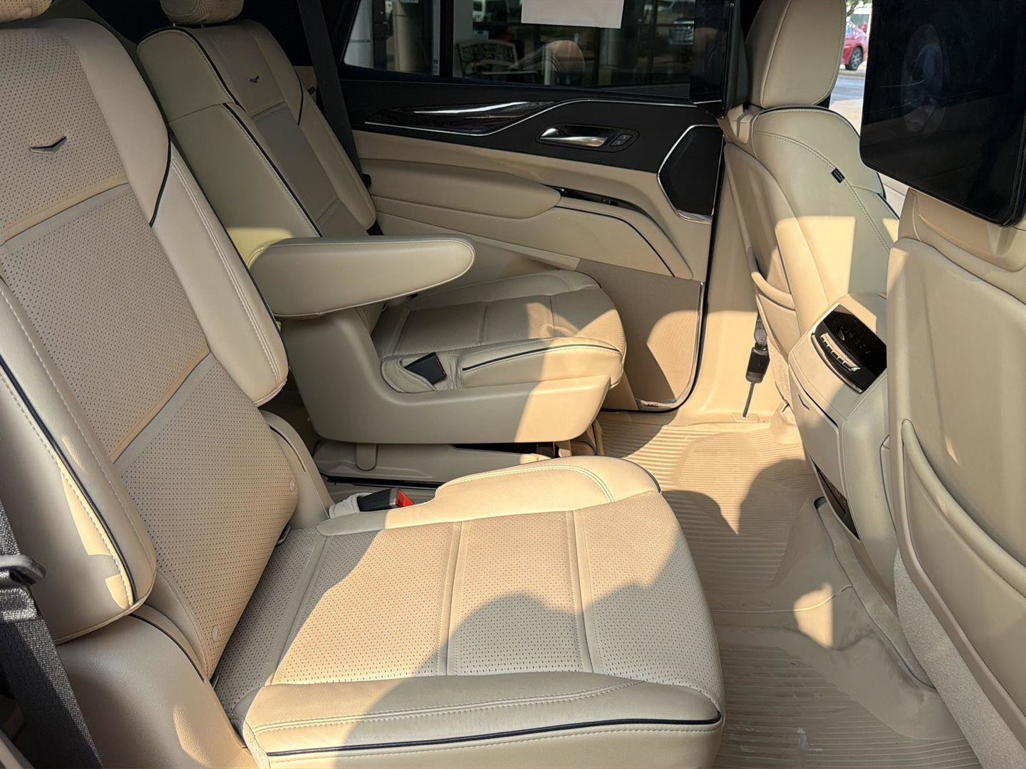 Used 2021 Cadillac Escalade Premium Luxury w/ Performance Package RWD image 19