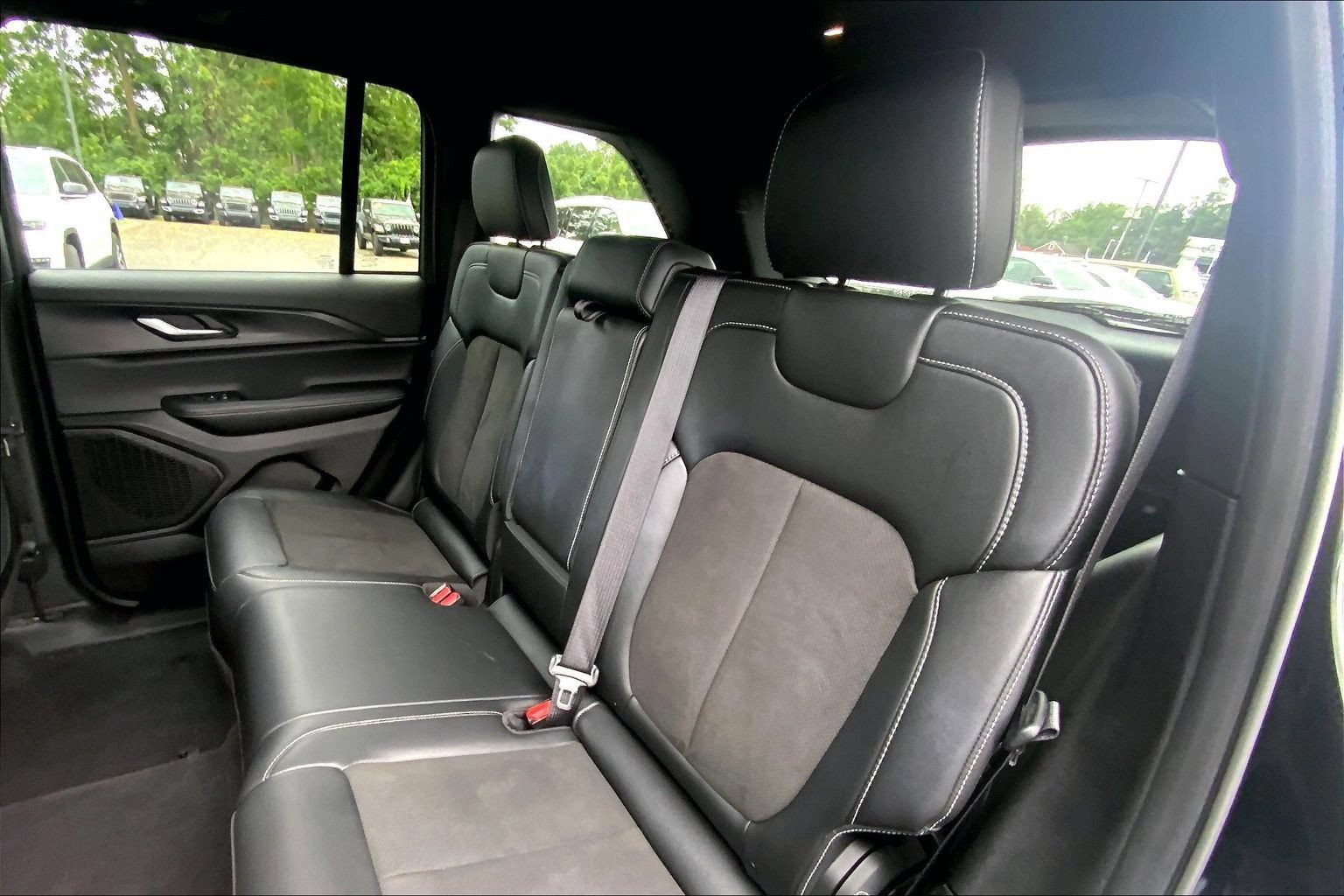 Certified 2025 Jeep Grand Cherokee Altitude AWD/4WD image 18