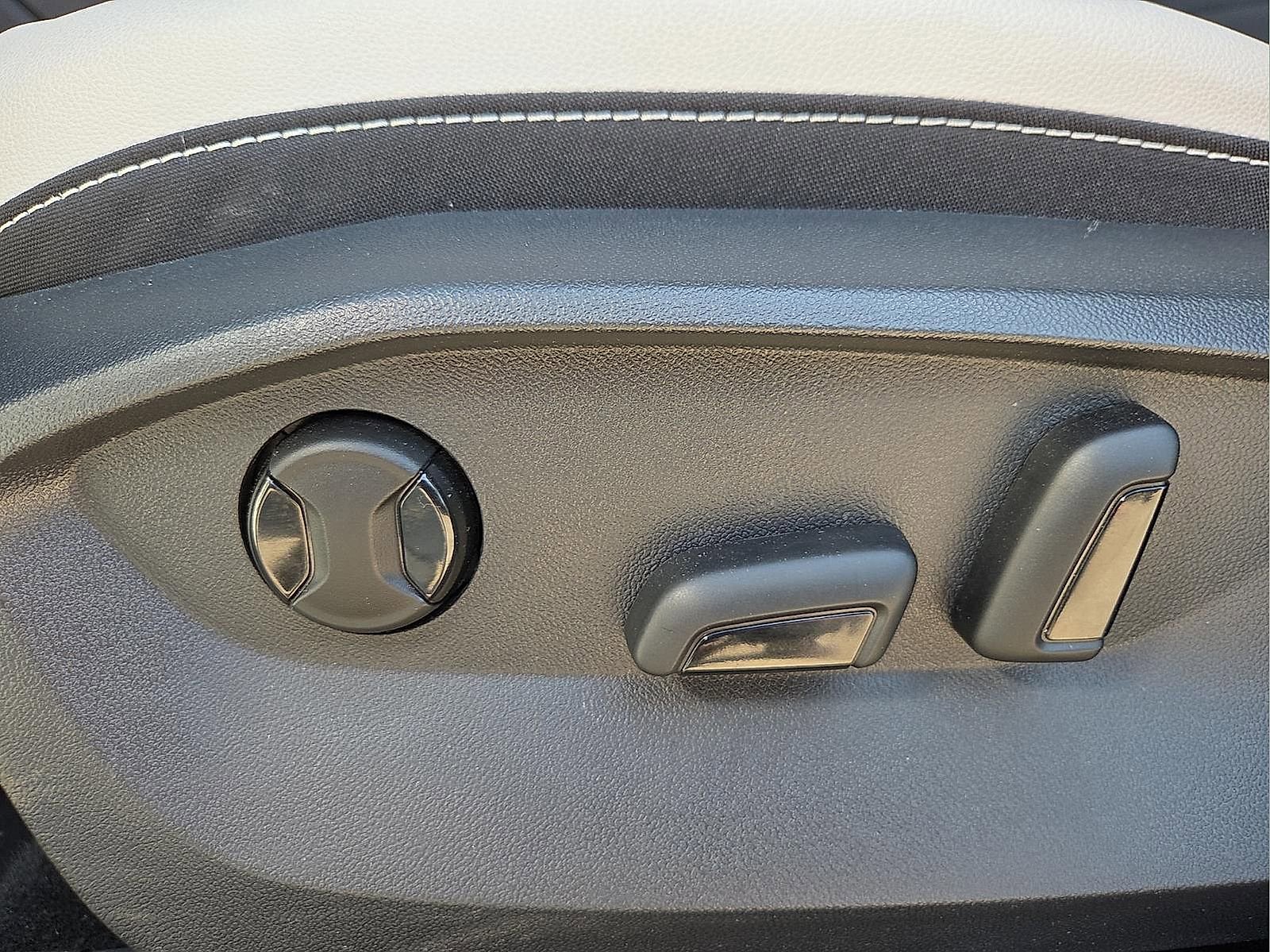 Used 2025 Volkswagen Taos SE image 15