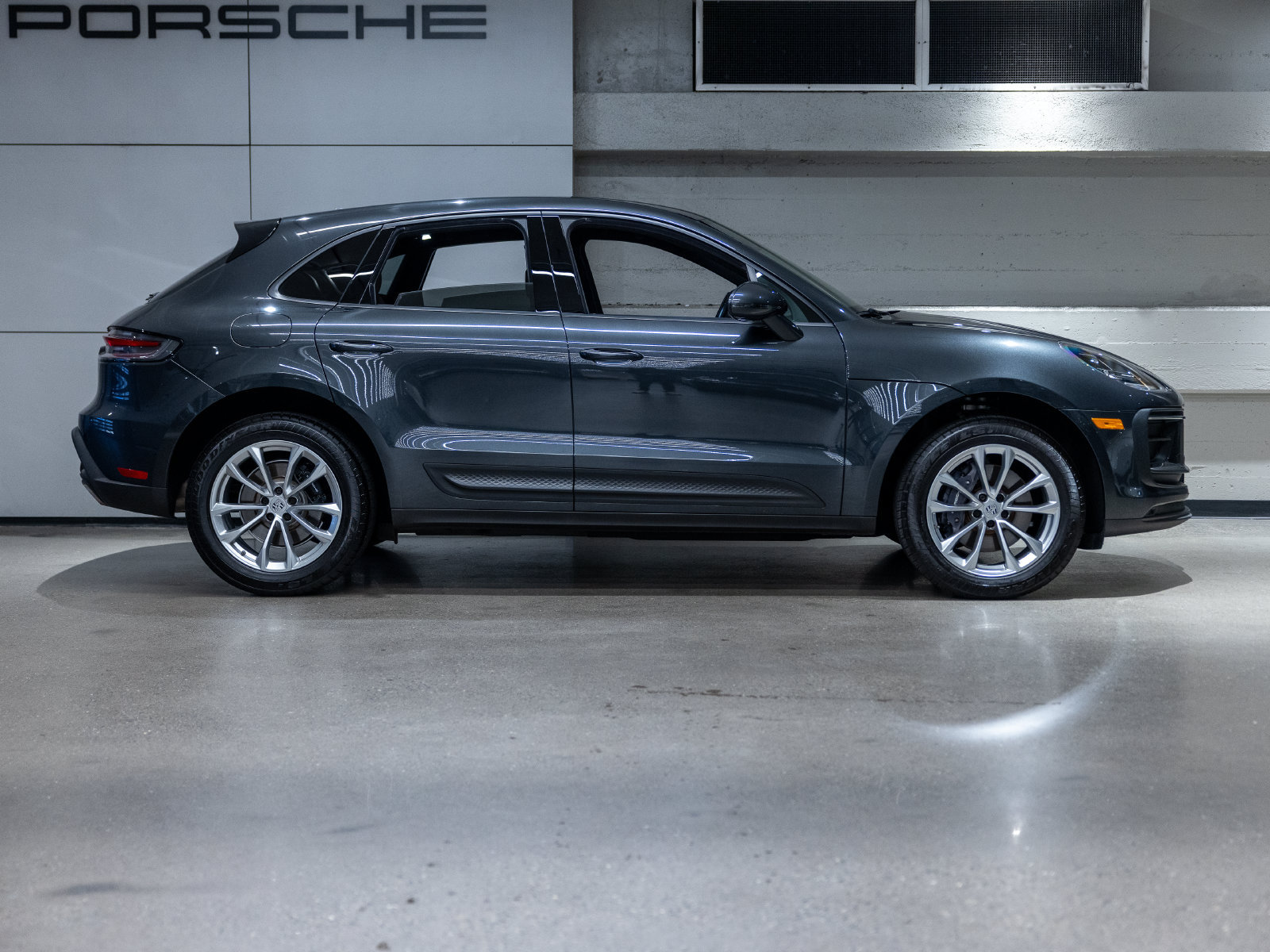 Certified 2023 Porsche Macan AWD/4WD image 9