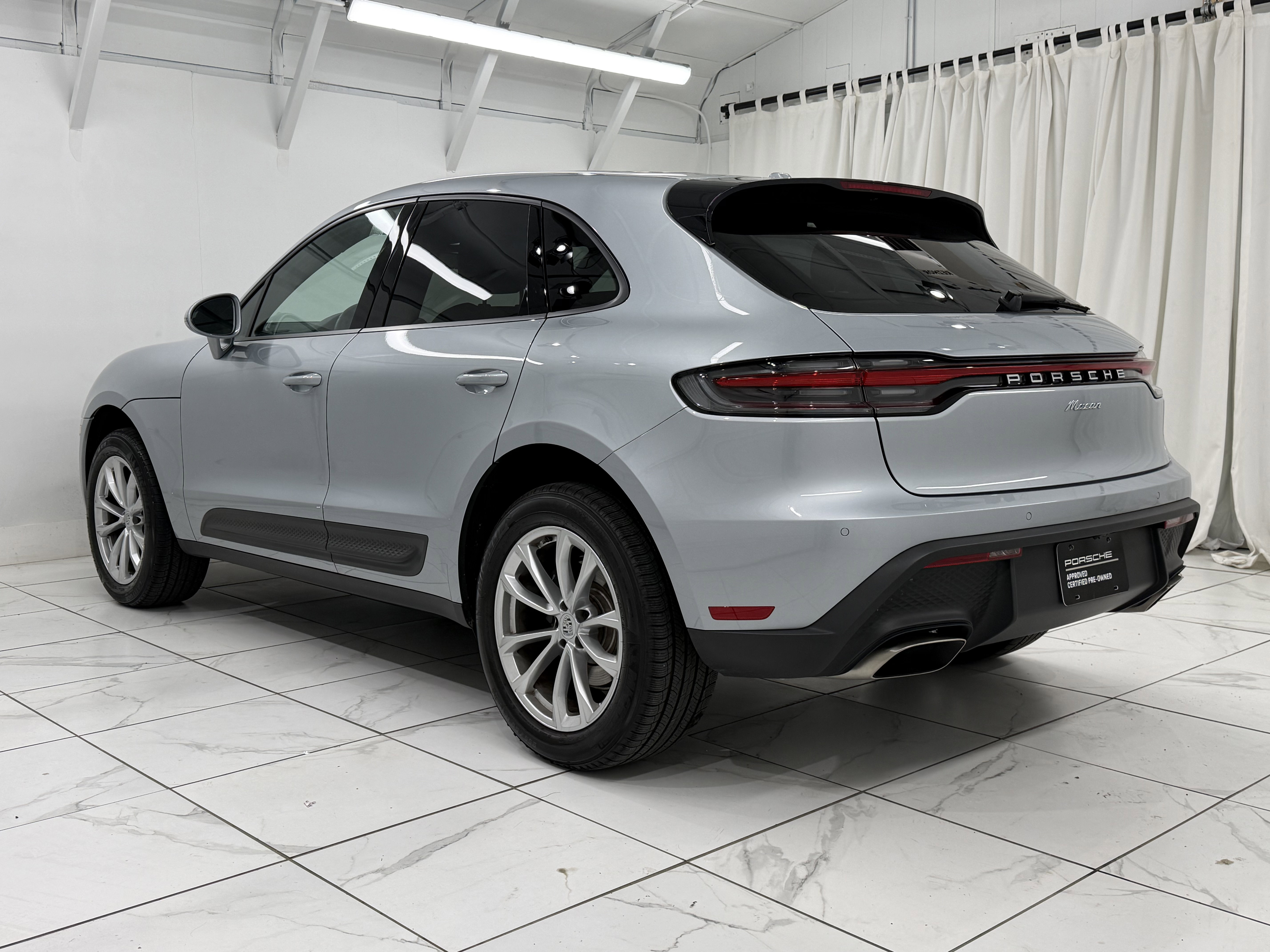 Certified 2025 Porsche Macan image 2