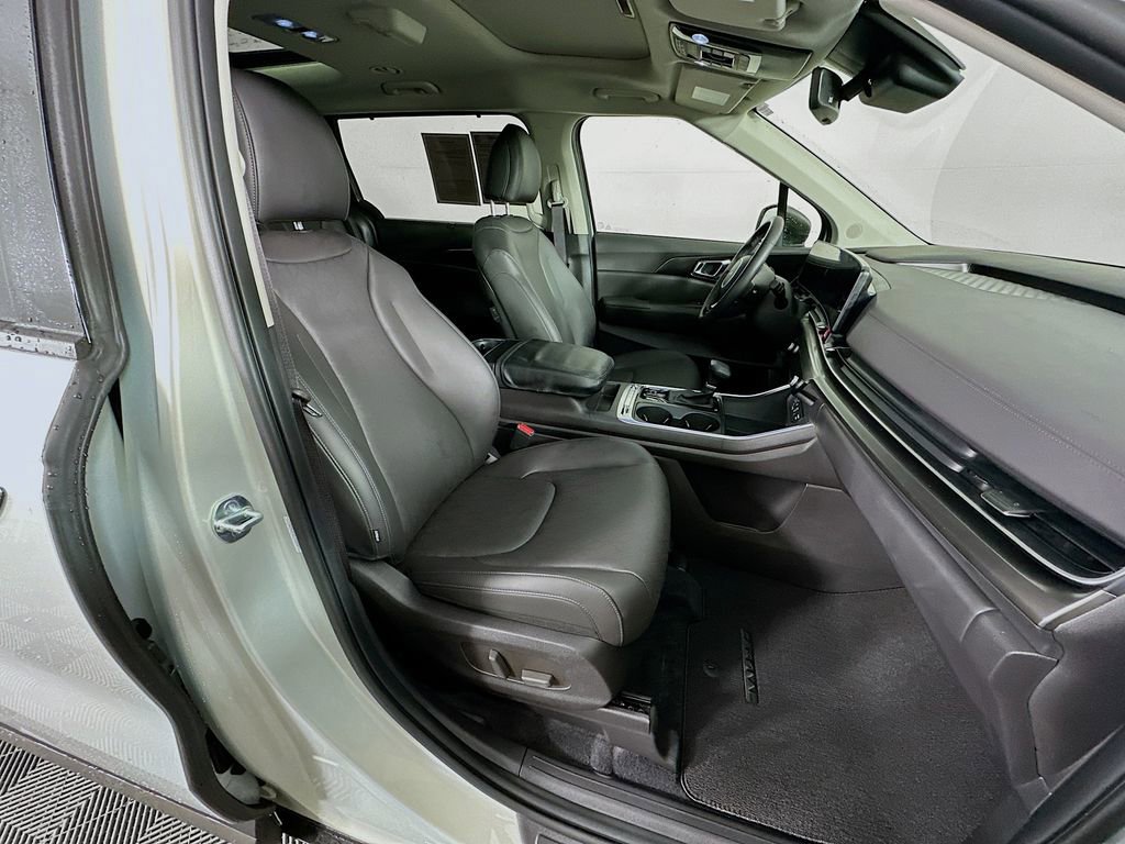 Used 2026 Kia Carnival SX w/ SX Dark Edition Package image 37