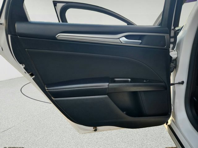 Used 2017 Ford Fusion SE w/ Fusion SE Technology Package FWD image 19