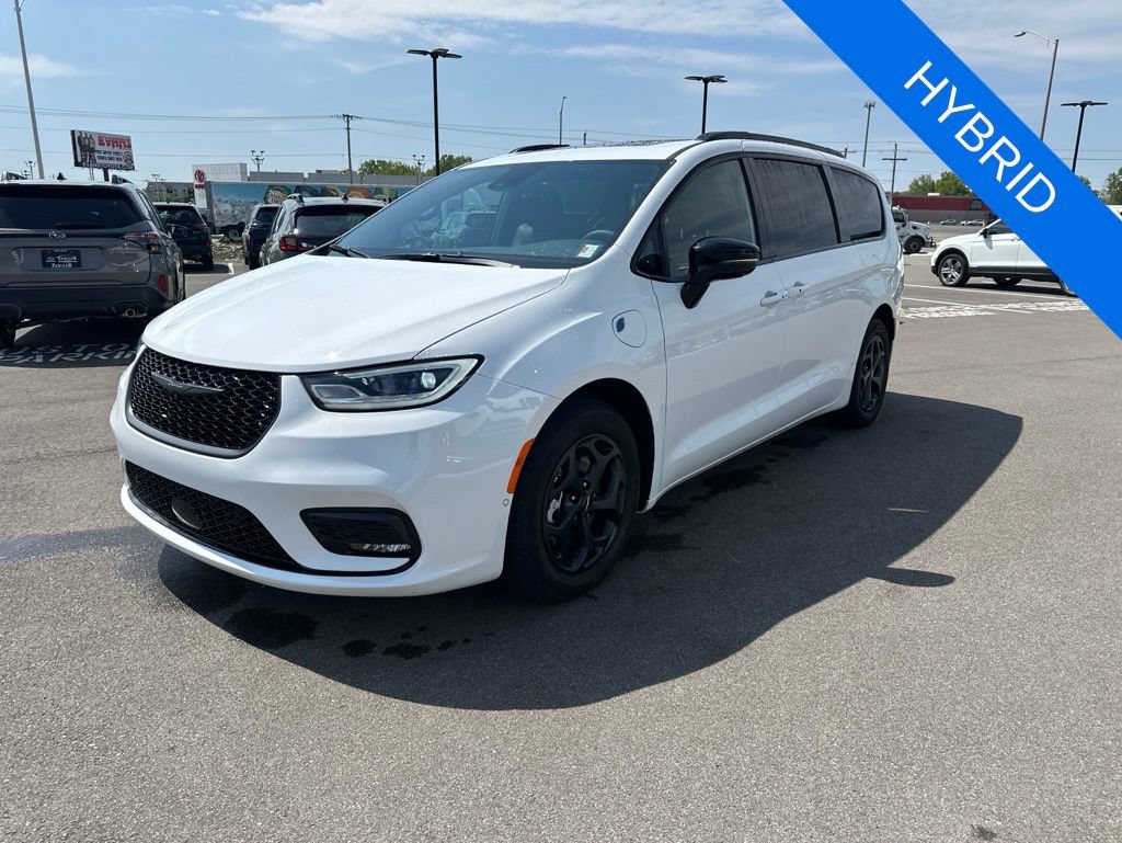 Used 2024 Chrysler Pacifica Premium FWD image 3