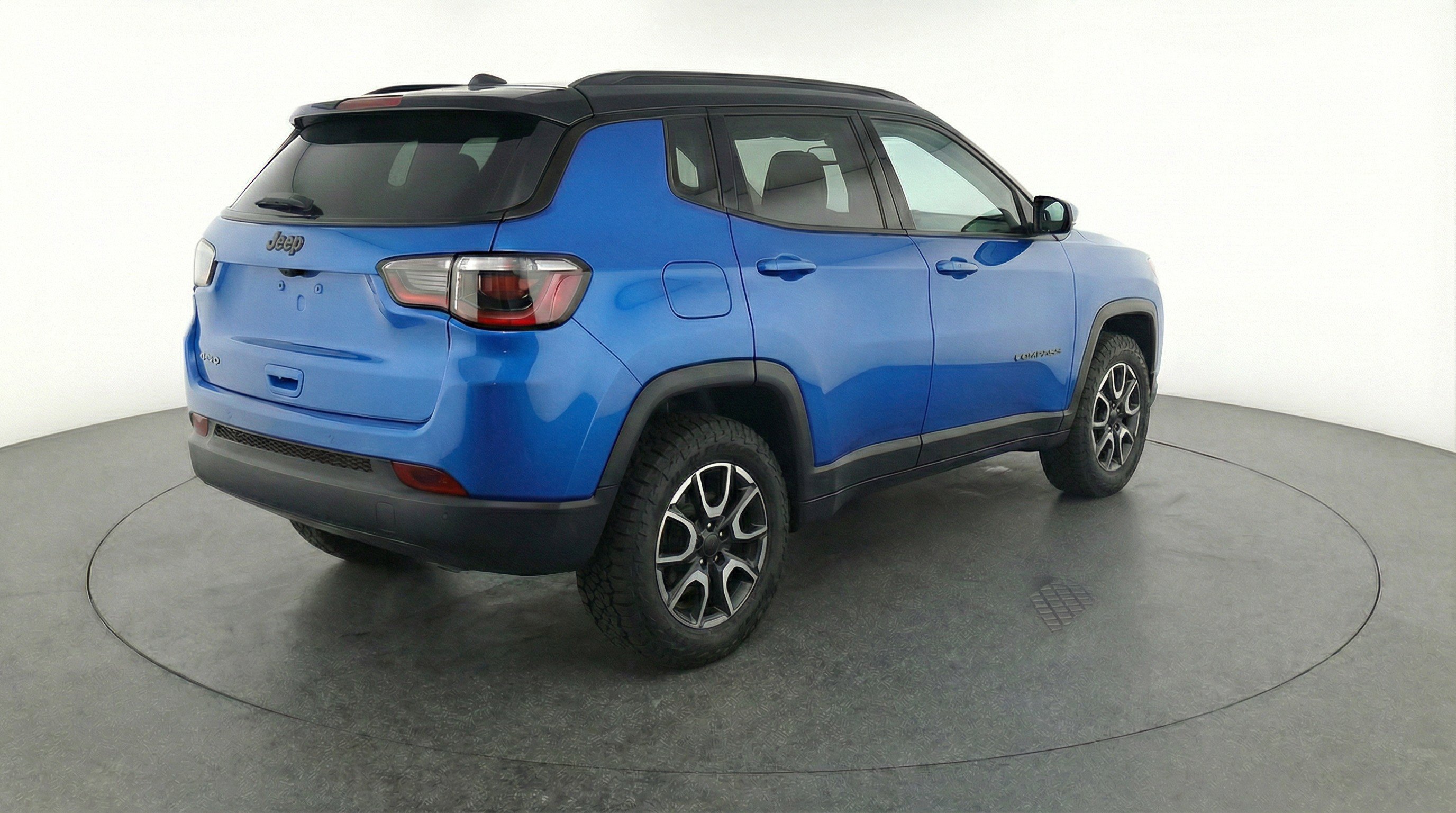 Used 2025 Jeep Compass Trailhawk AWD/4WD image 9
