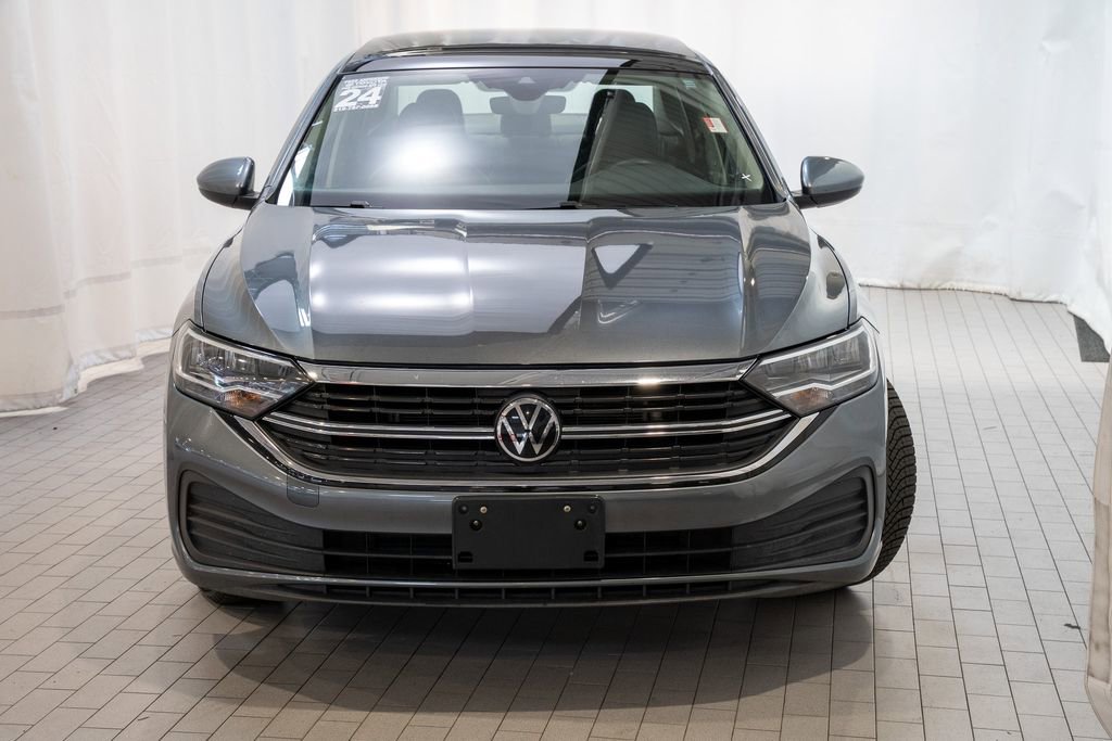 Used 2024 Volkswagen Jetta SE image 2