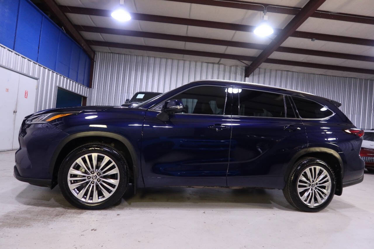 Used 2024 Toyota Highlander Platinum image 1