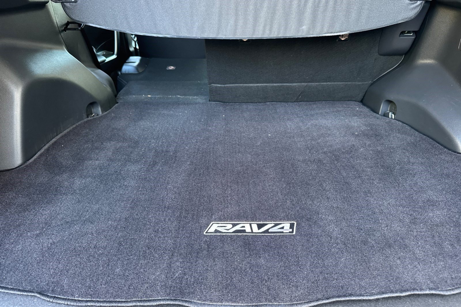 Used 2022 Toyota RAV4 SE w/ Weather & Moonroof Package AWD/4WD image 25