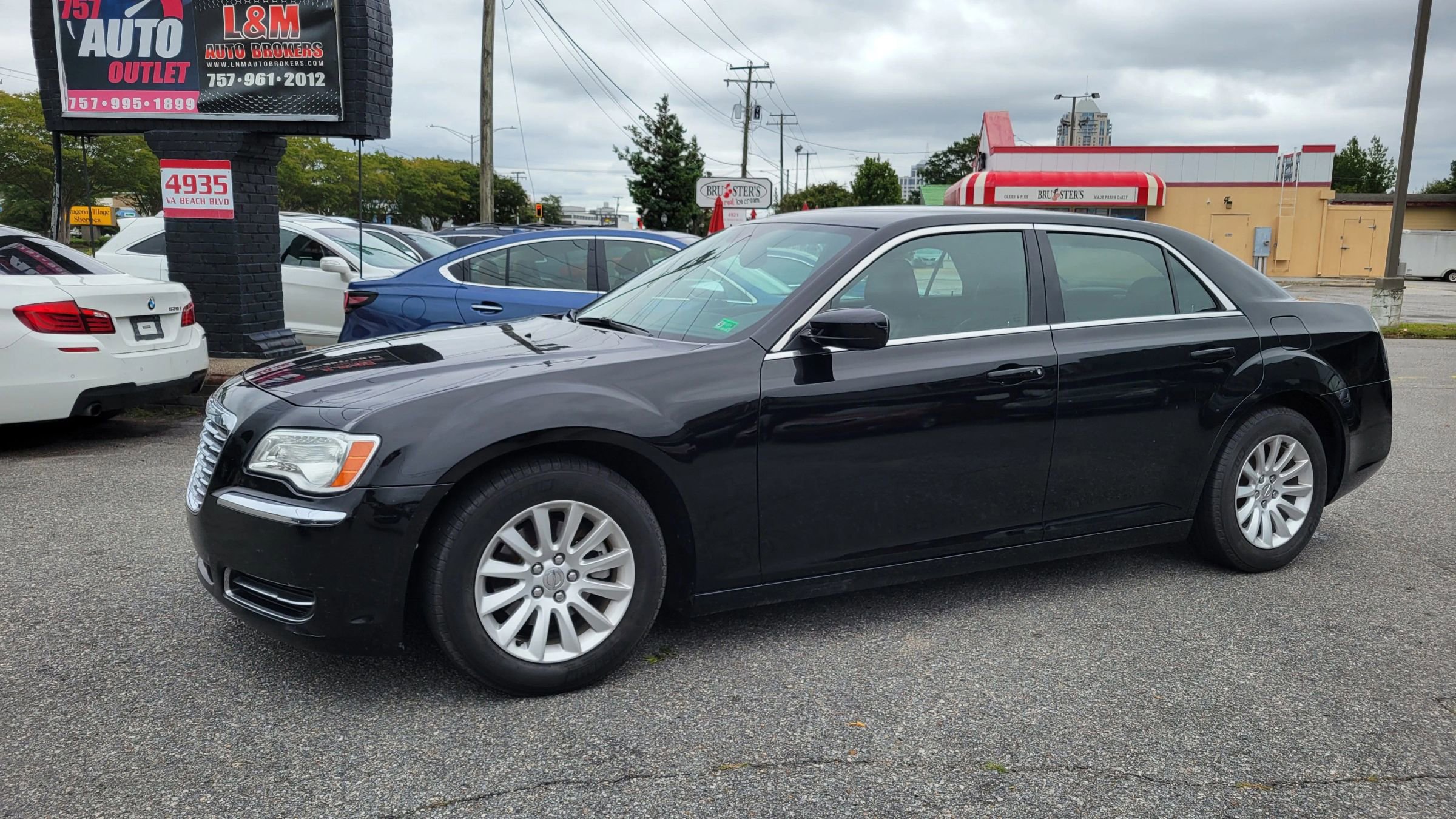 Used 2013 Chrysler 300 image 1