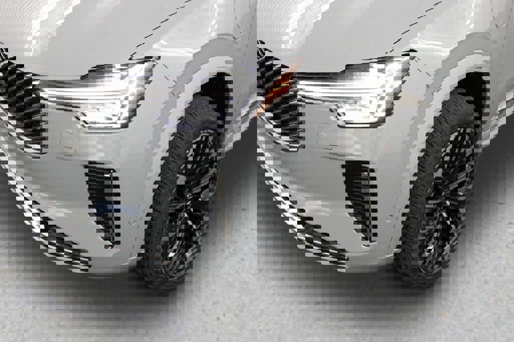 New 2025 Volvo XC90 T8 Plus w/ Protection Package Premier image 8