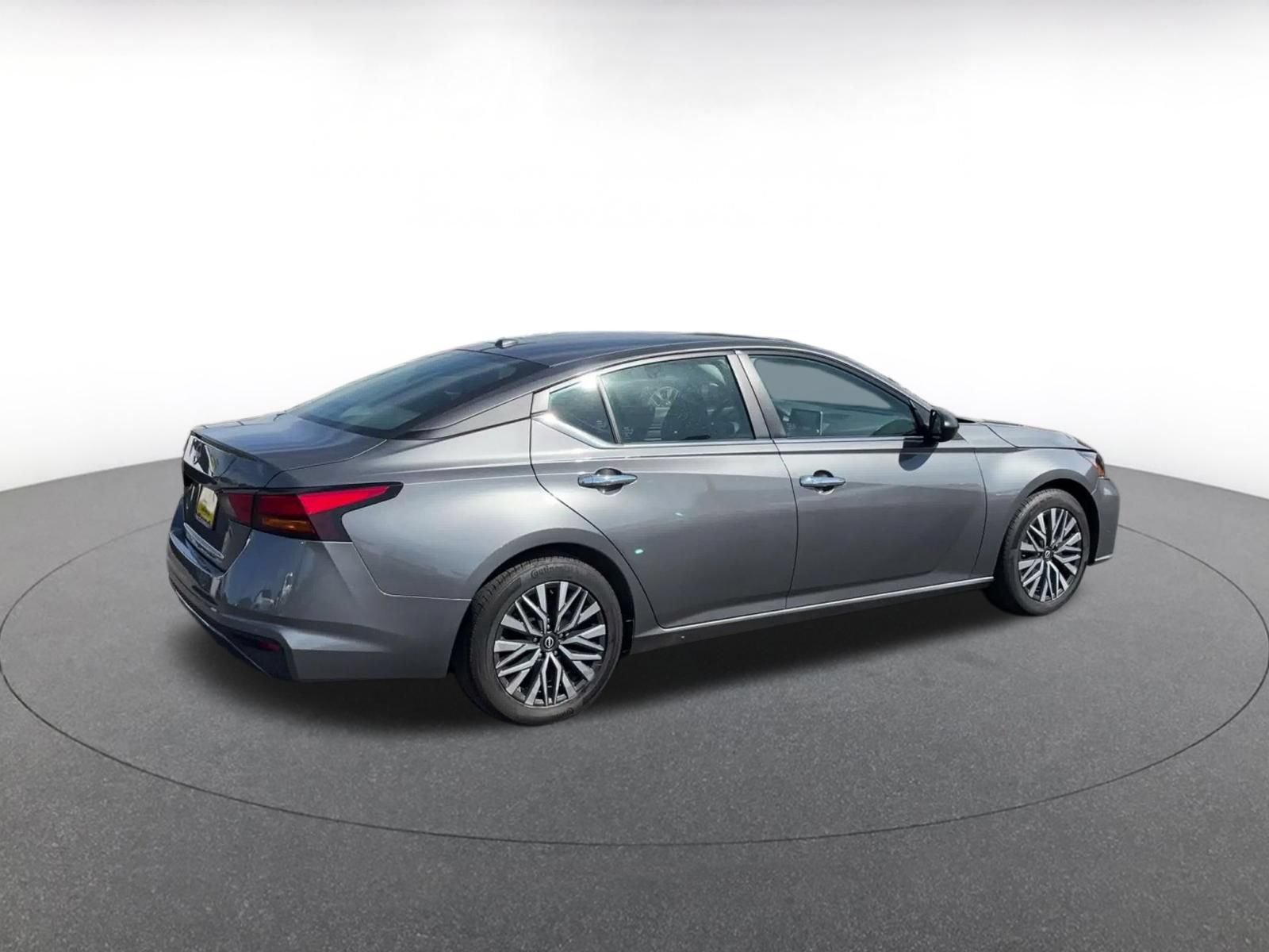 Used 2025 Nissan Altima 2.5 SV FWD image 14
