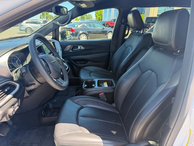 Used 2025 Chrysler Pacifica Select FWD image 12