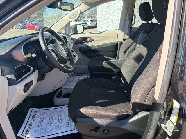 Used 2023 Chrysler Voyager LX image 11