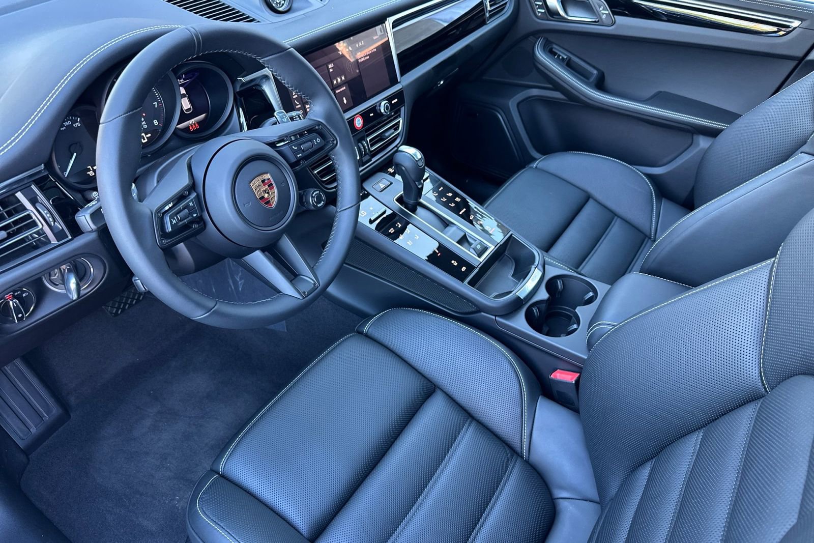 New 2026 Porsche Macan Turbo image 4