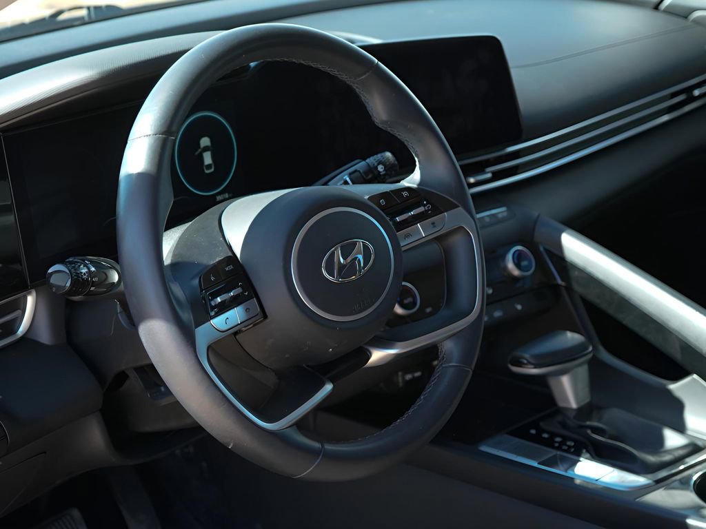 Used 2023 Hyundai Elantra SEL w/ Convenience Package image 13