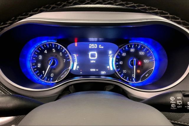 Used 2025 Chrysler Pacifica Limited image 27