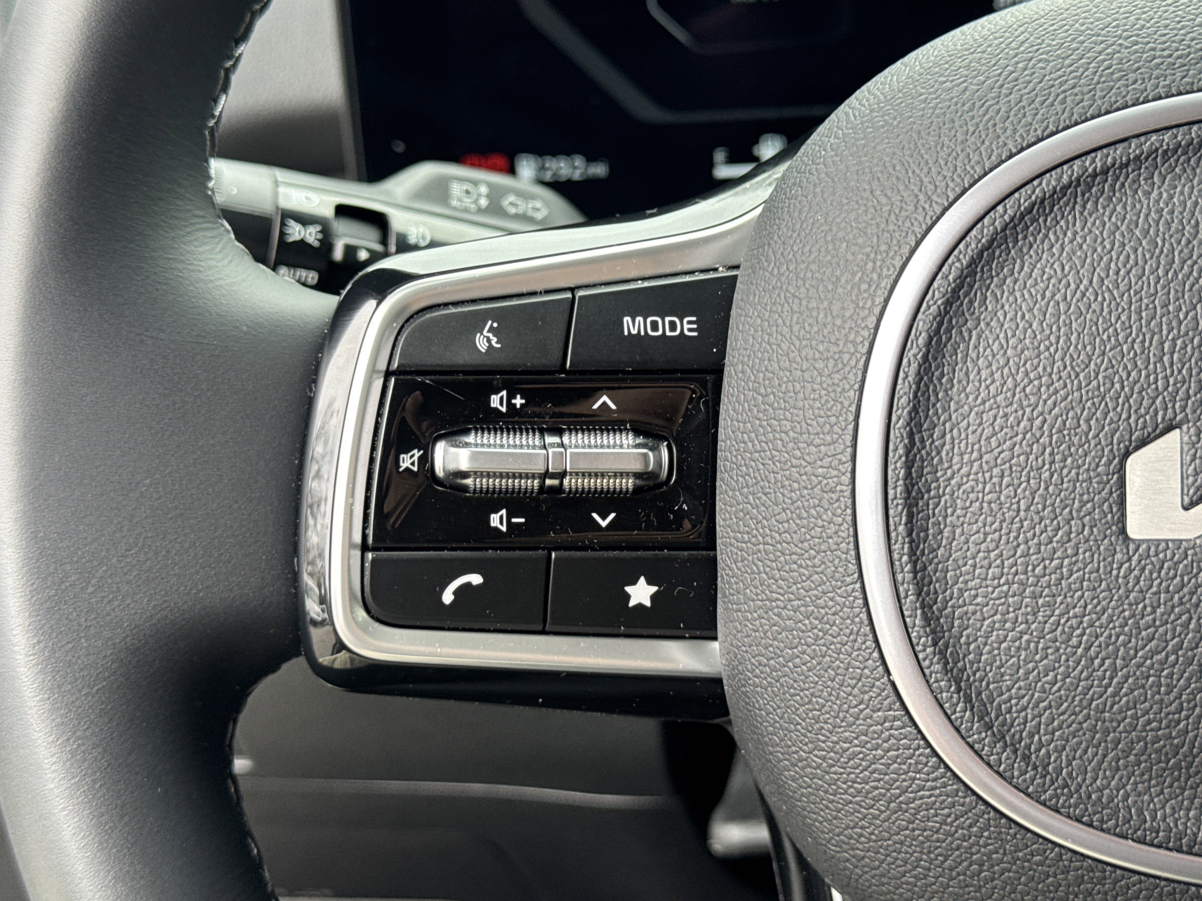 Certified 2025 Kia Sorento SX image 25