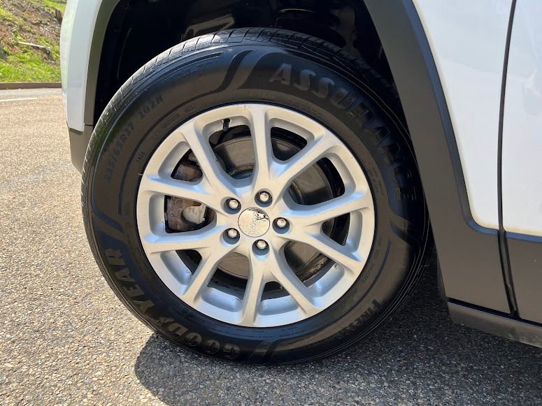 Used 2018 Jeep Cherokee Latitude Plus w/ Cold Weather Group AWD/4WD image 49