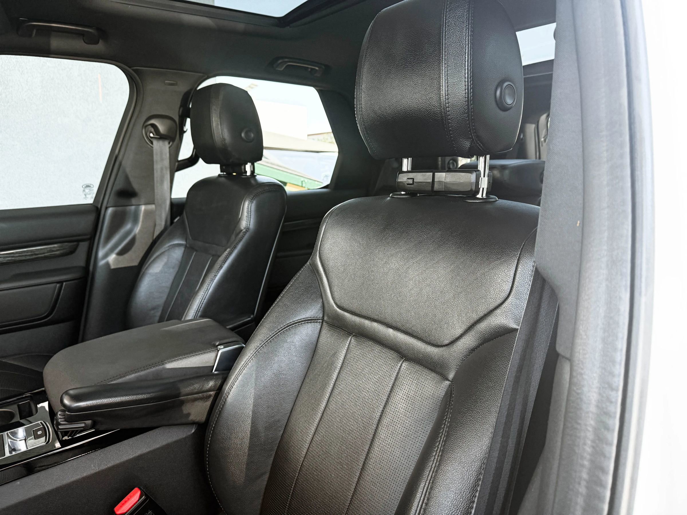 Used 2020 Land Rover Discovery HSE image 26