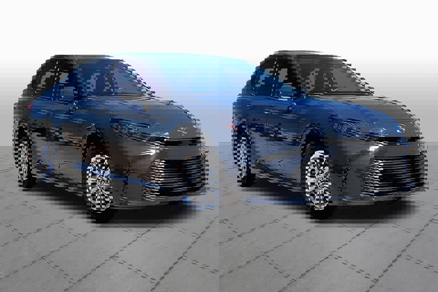 Used 2025 Toyota Camry LE image 3