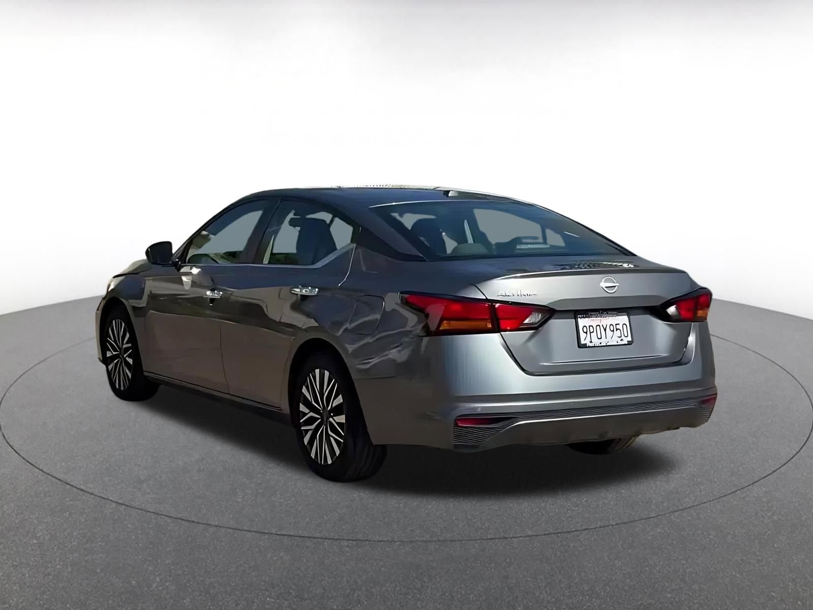 Used 2025 Nissan Altima 2.5 SV FWD image 11