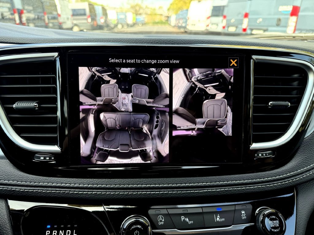 New 2026 Chrysler Pacifica Limited w/ Uconnect Theater Family Group FWD image 15