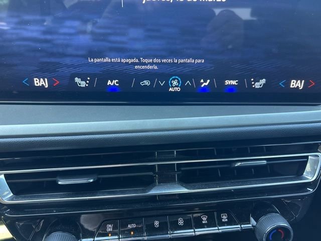 Used 2025 Chevrolet Traverse LT w/ Driver Confidence Package image 16