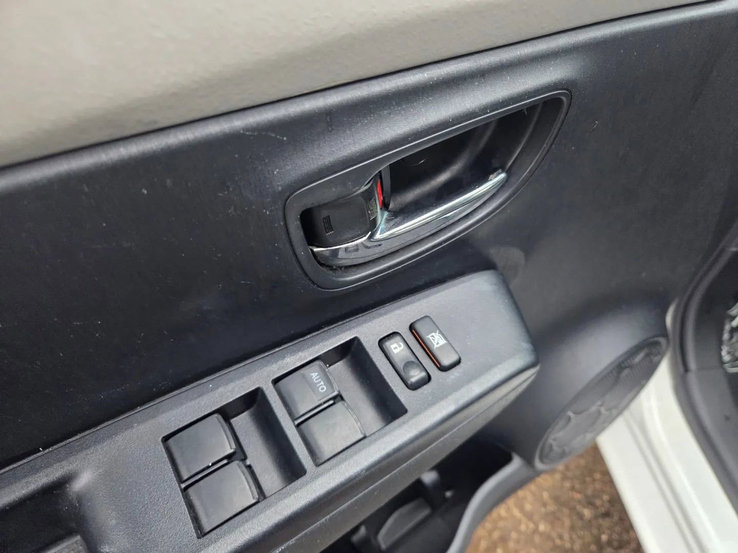 Used 2013 Toyota Yaris LE image 18