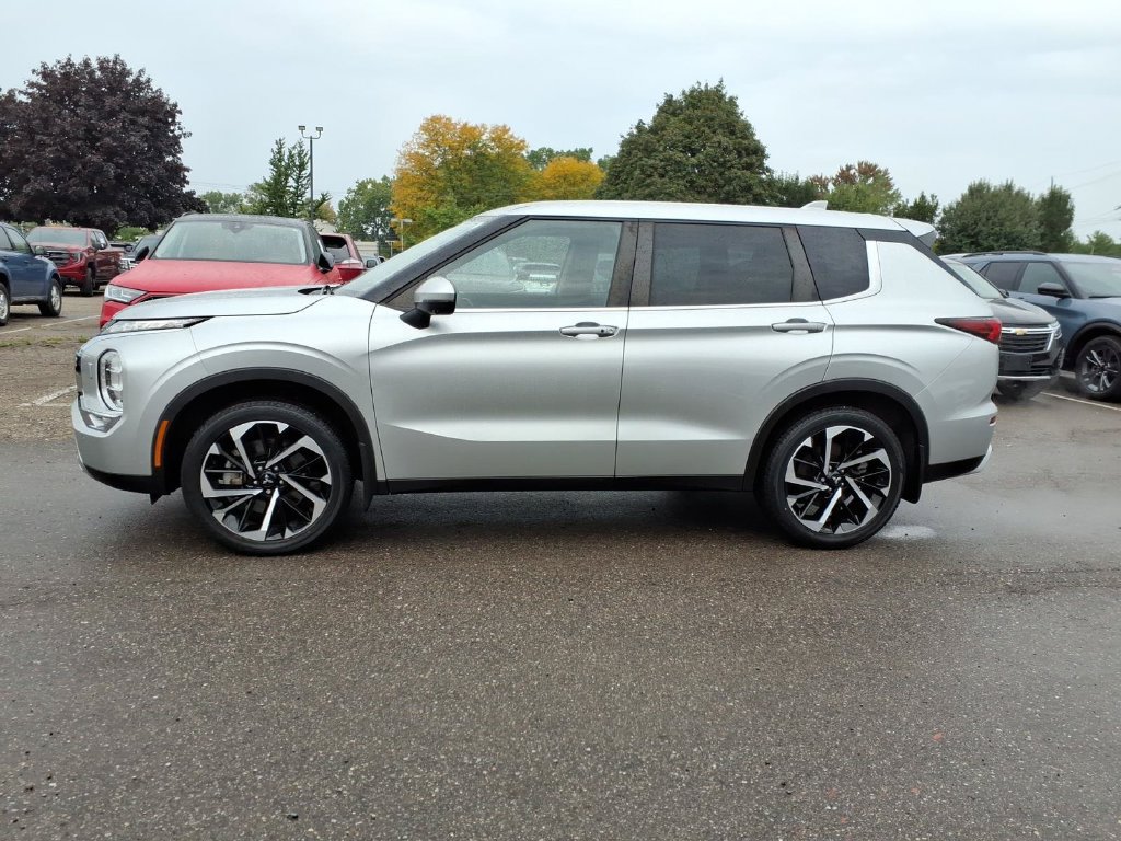 Used 2023 Mitsubishi Outlander SE AWD/4WD image 2