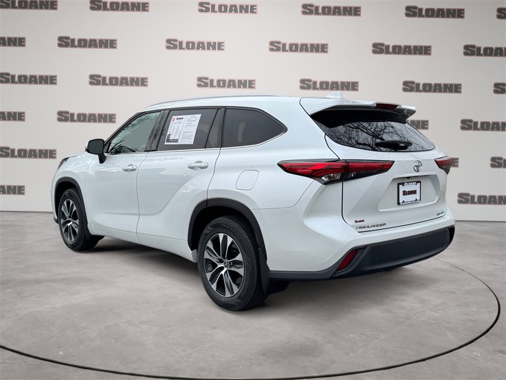 Used 2022 Toyota Highlander XLE image 3