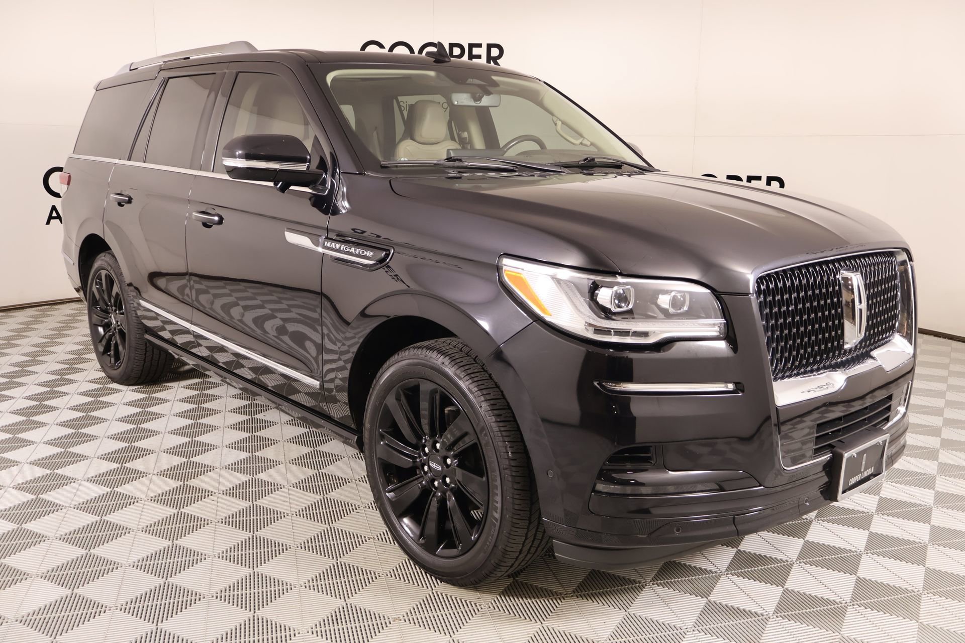 Used 2022 Lincoln Navigator Reserve image 1