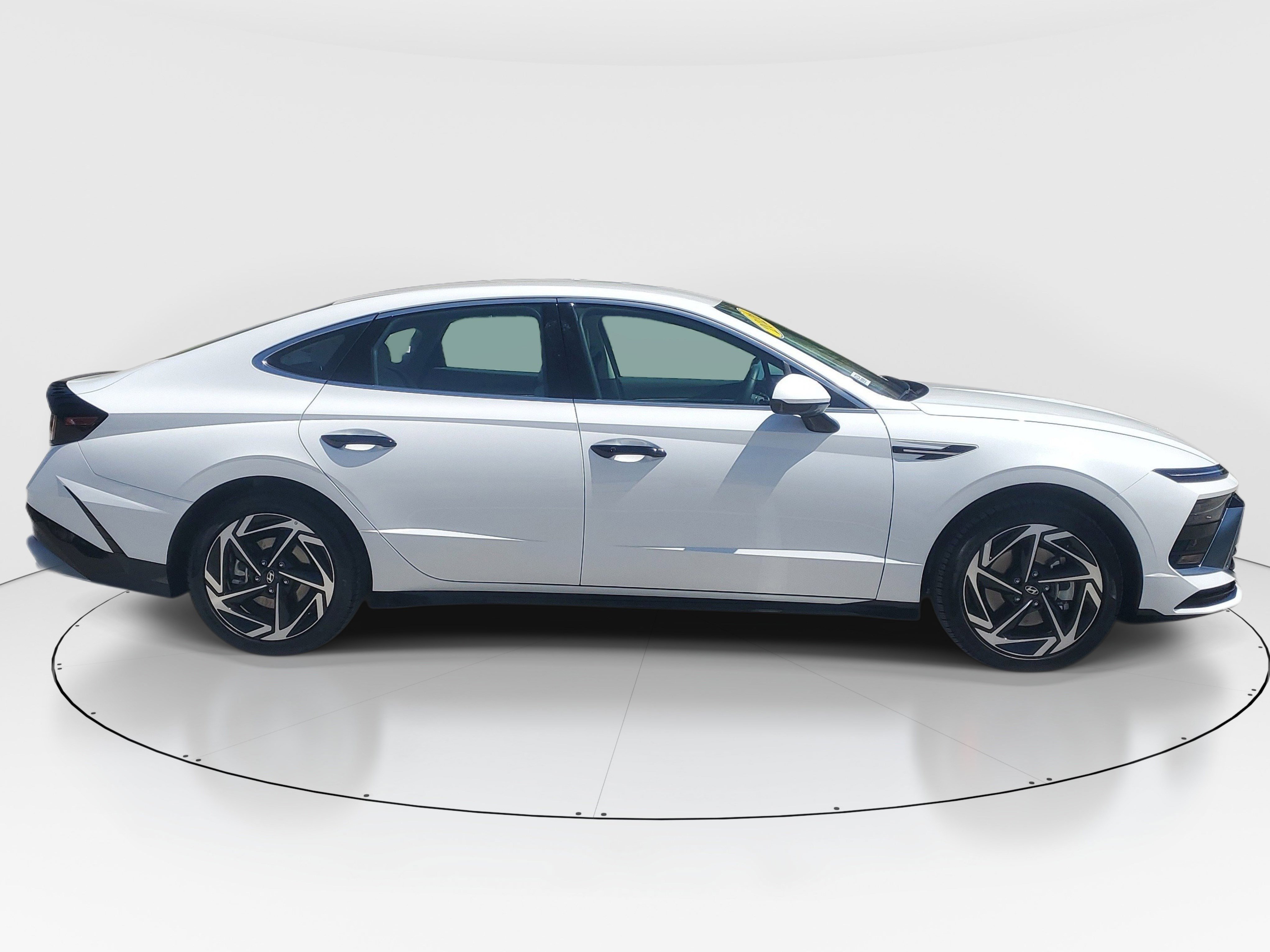 Used 2026 Hyundai Sonata SEL FWD image 2