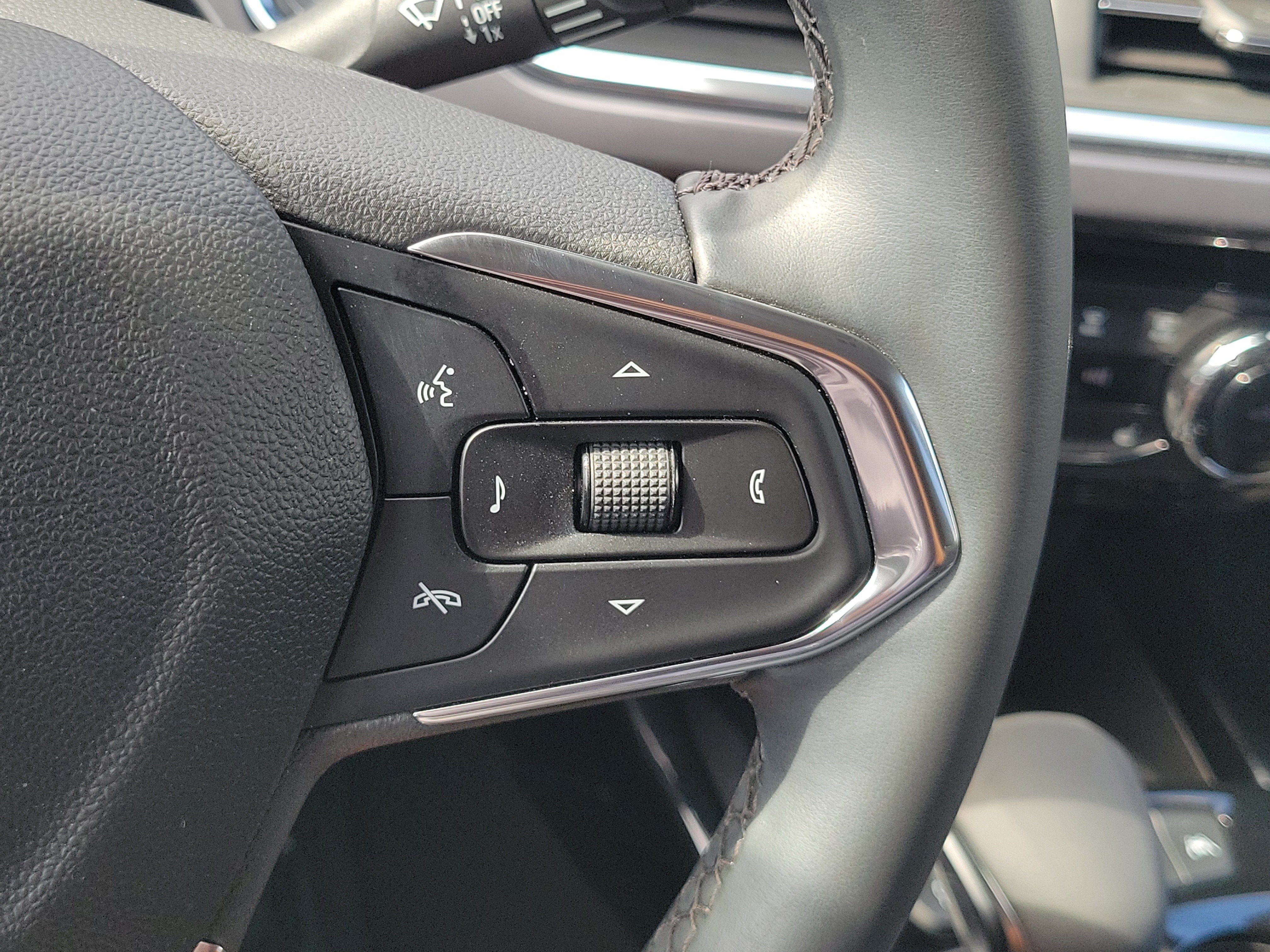Used 2025 Chevrolet Trax ACTIV w/ Sunroof Package FWD image 25