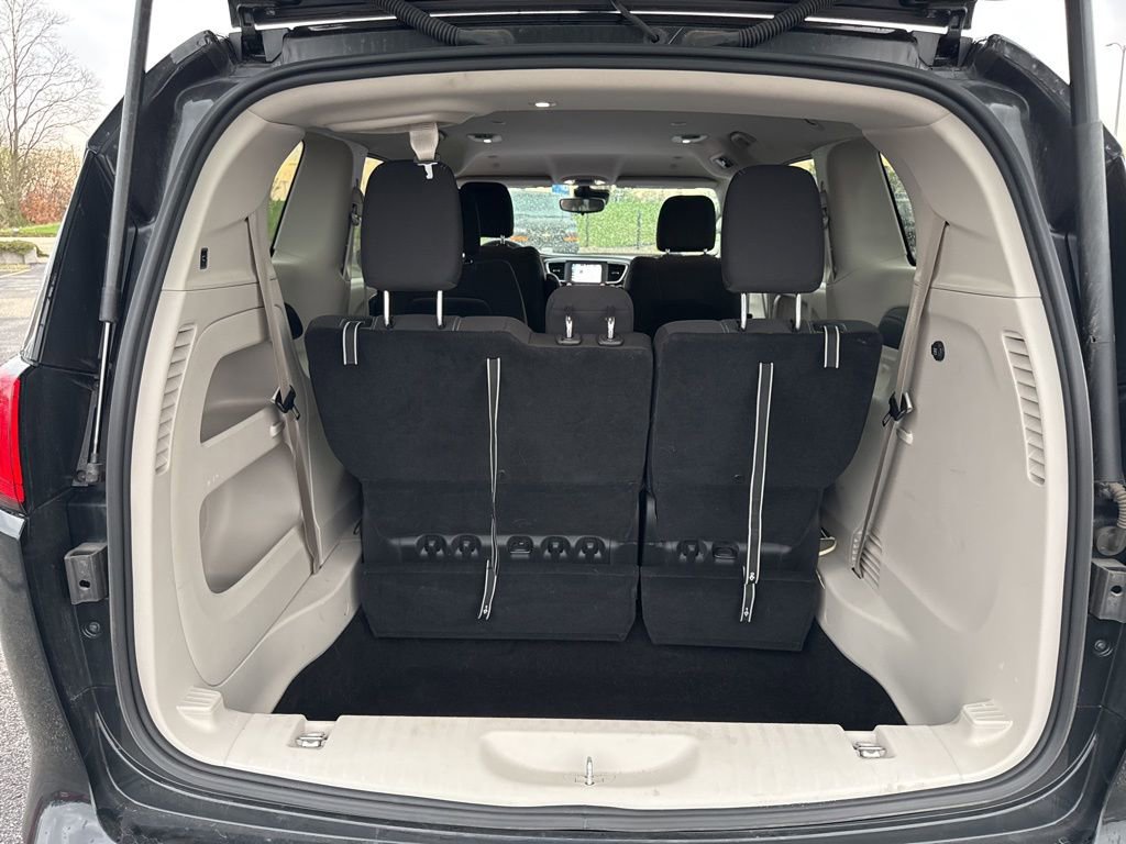 Used 2024 Chrysler Voyager LX image 7